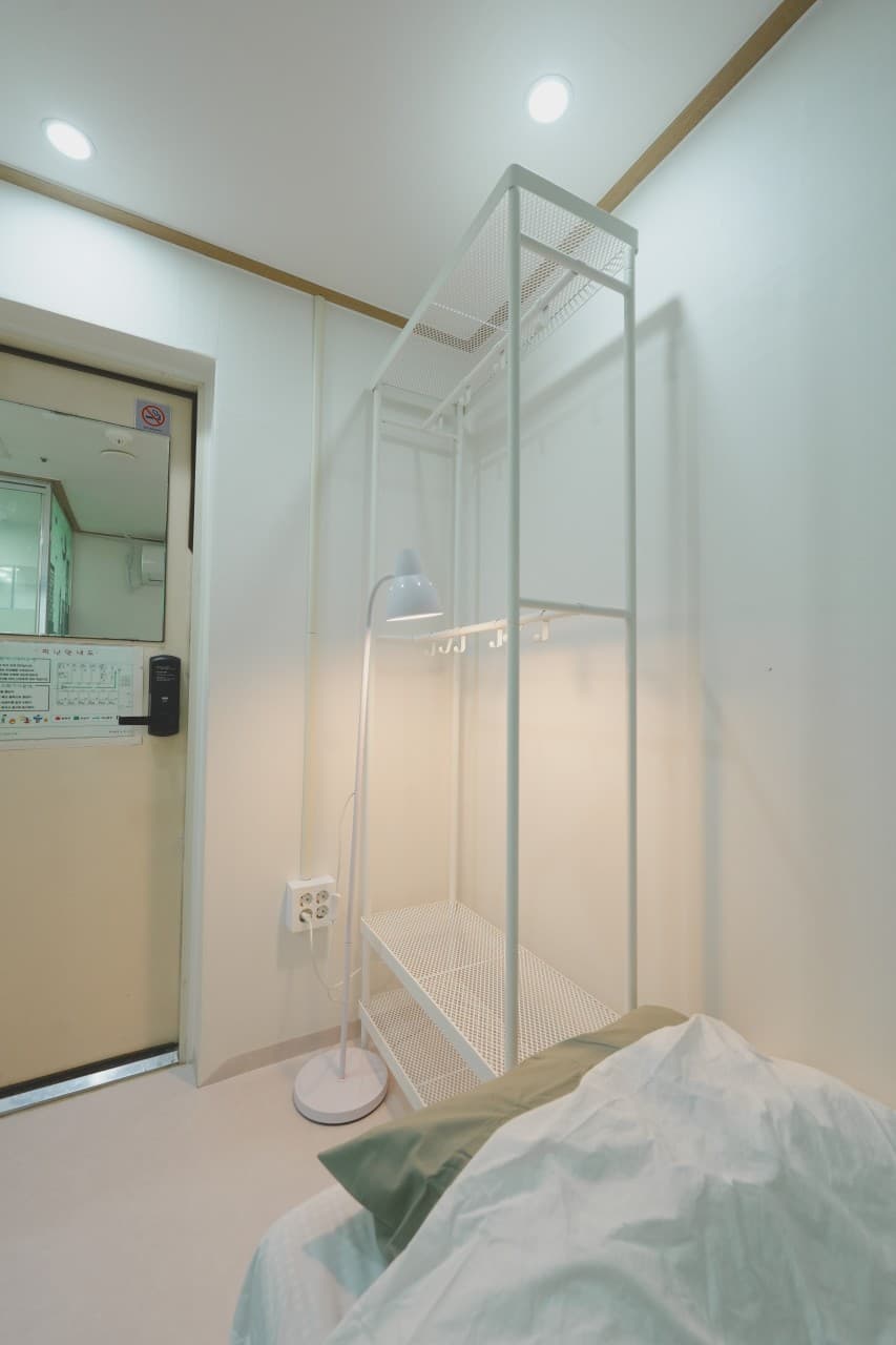 Room 1 — photo 2 of 2