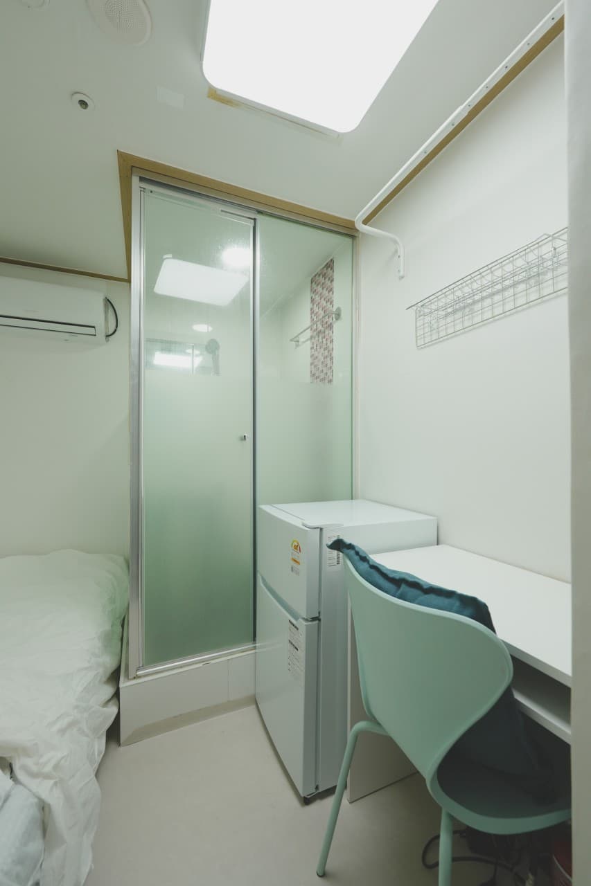 Room 2 — photo 1 of 2