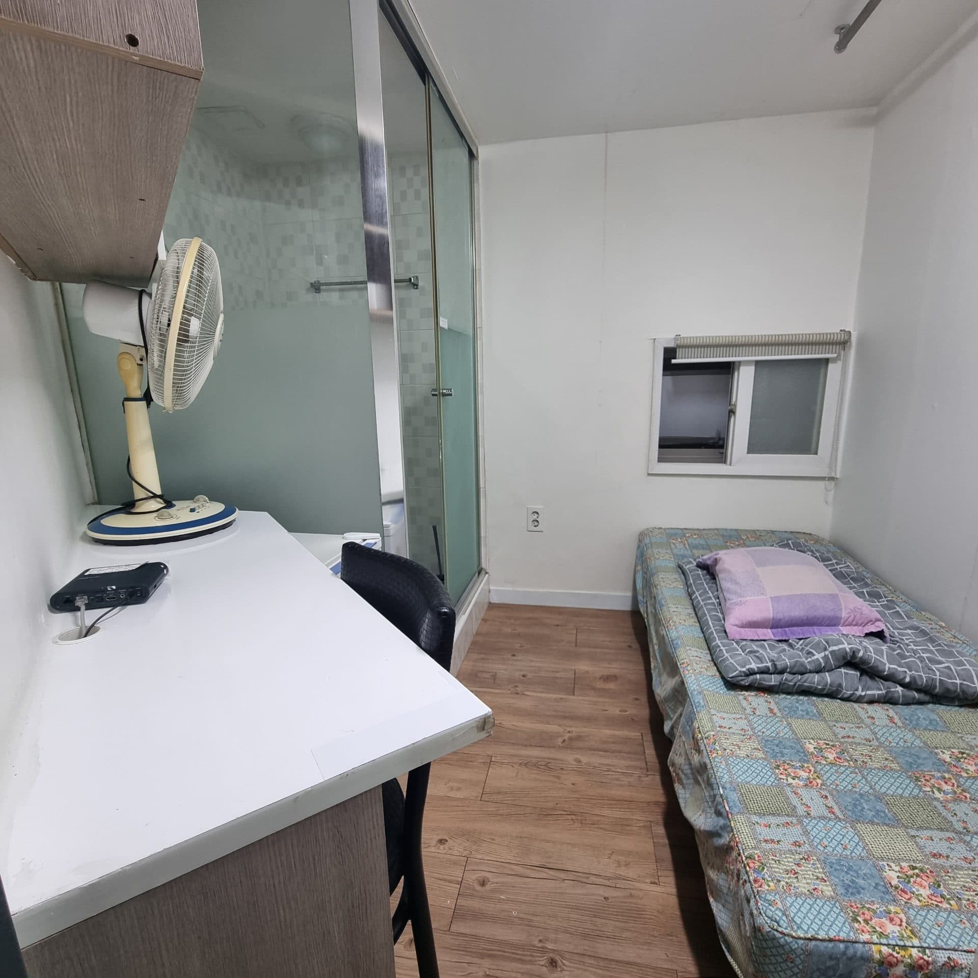 Room 4 — photo 2 of 4