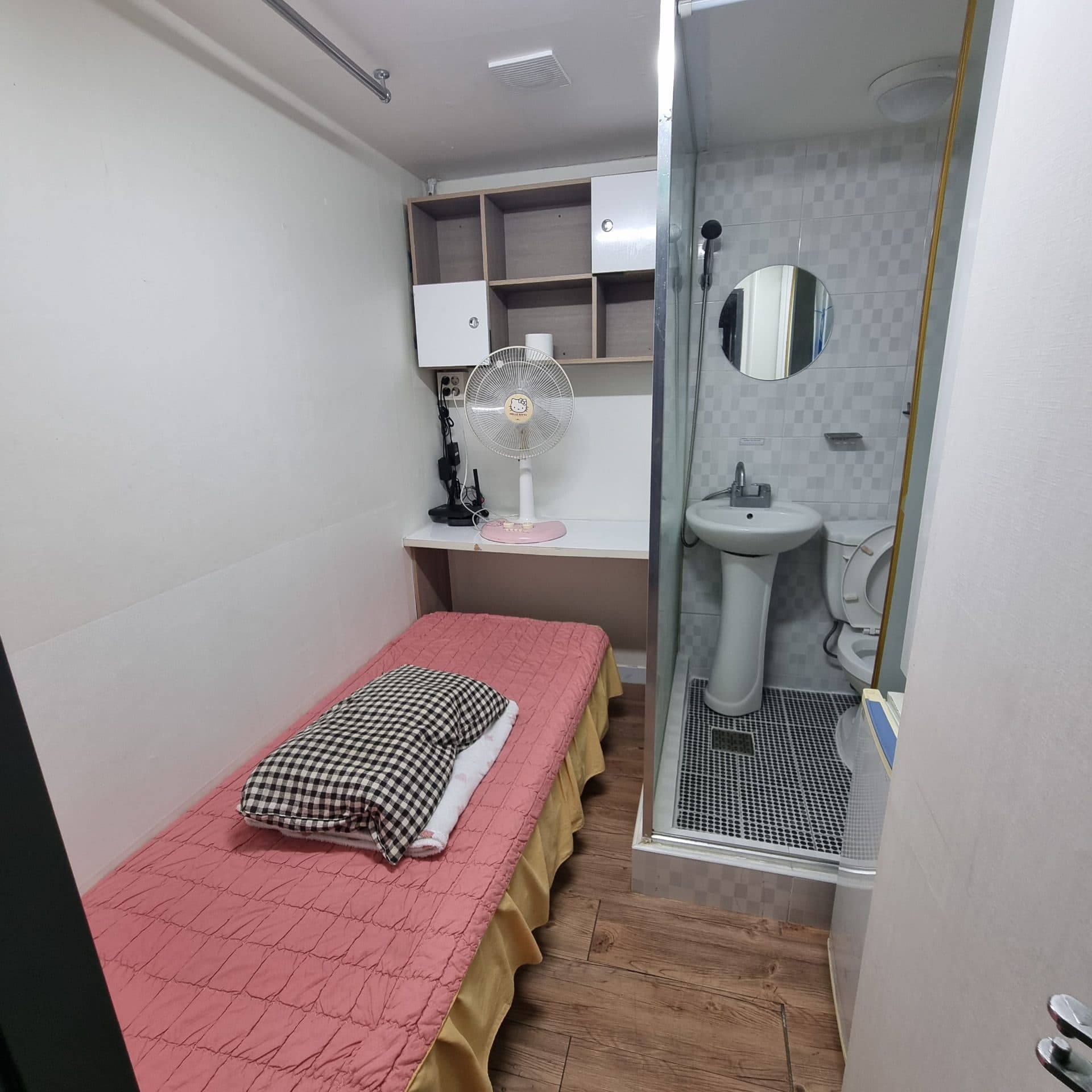 Room 1 — photo 1 of 4