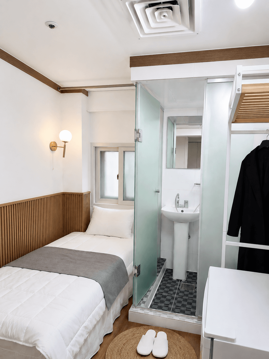 Room 2 — photo 1 of 5