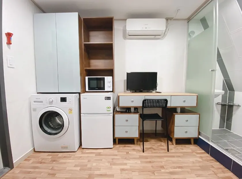 Room C — photo 1 of 7