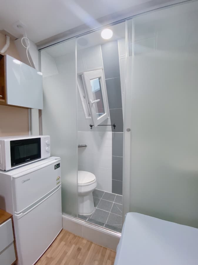 Room F — photo 2 of 6