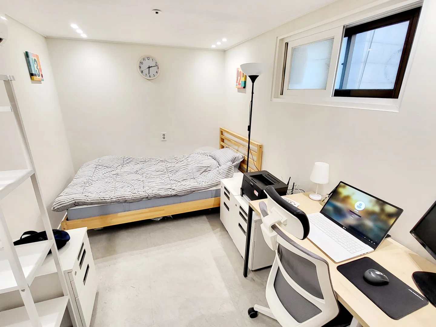2.5x Large Studio with Exterior Window (Fits 2) - Deposit 300,000 KRW — photo 1 of 3