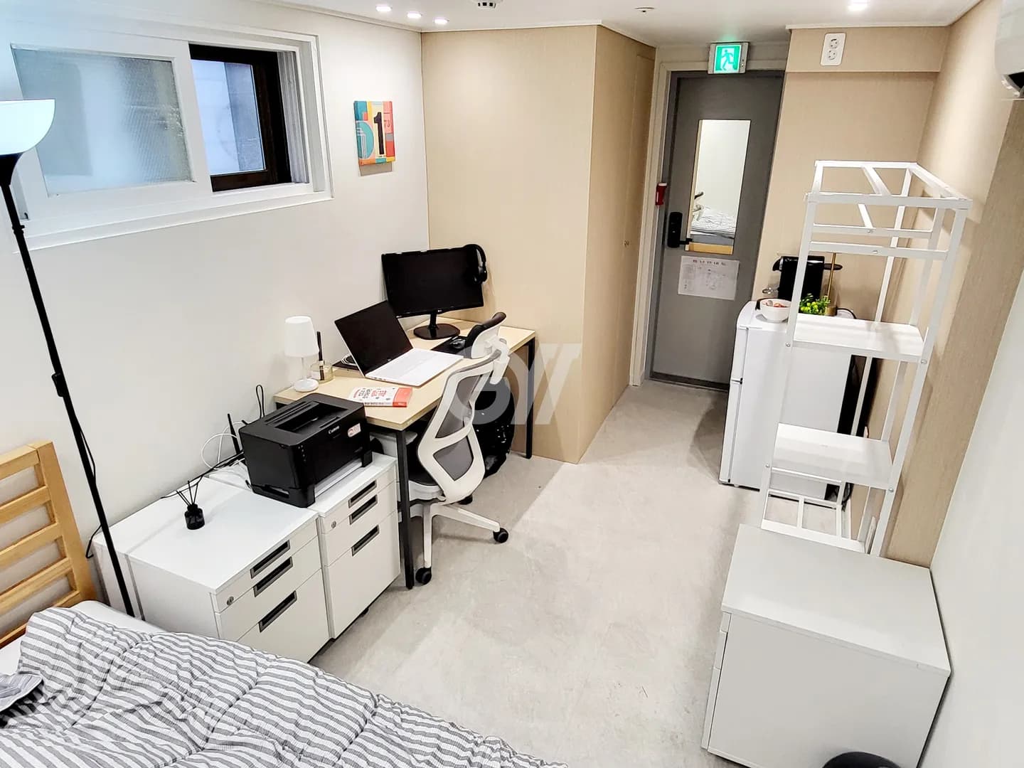 2.5x Large Studio with Exterior Window (Fits 2) - Deposit 300,000 KRW — photo 3 of 3