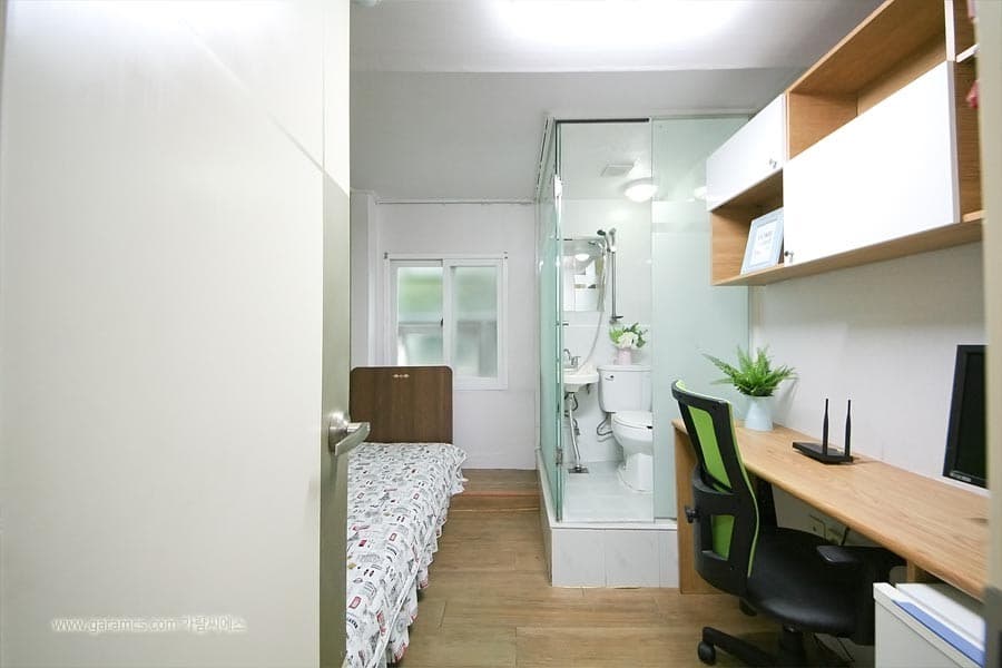 One Room C — photo 2 of 4