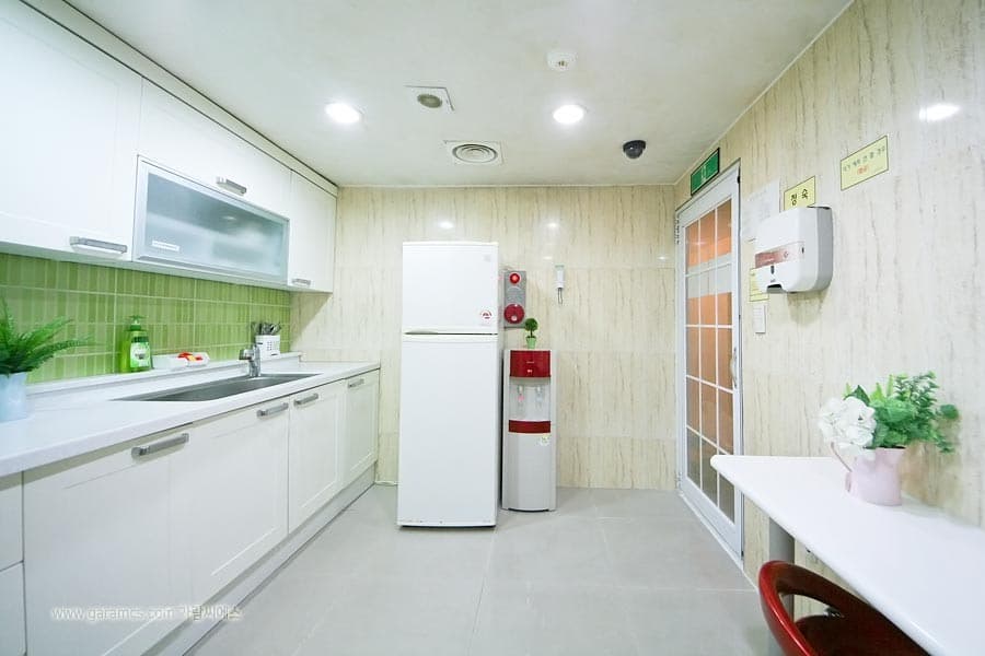One Room B — photo 1 of 4