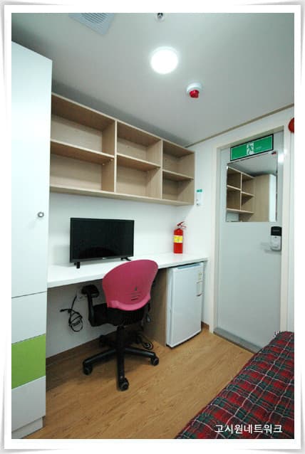 Large room with an outer window — photo 2 of 2