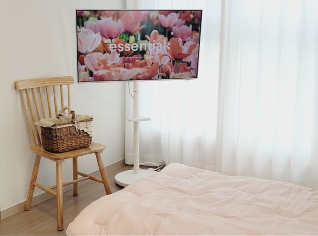 Hotel-Style 3BR | 5-Min Walk to Subway | Sun-Filled & Fully Furnished β photo 1 of 23