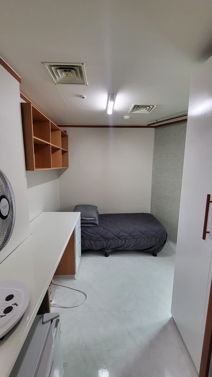 Wide Window Mini Room — photo 1 of 2