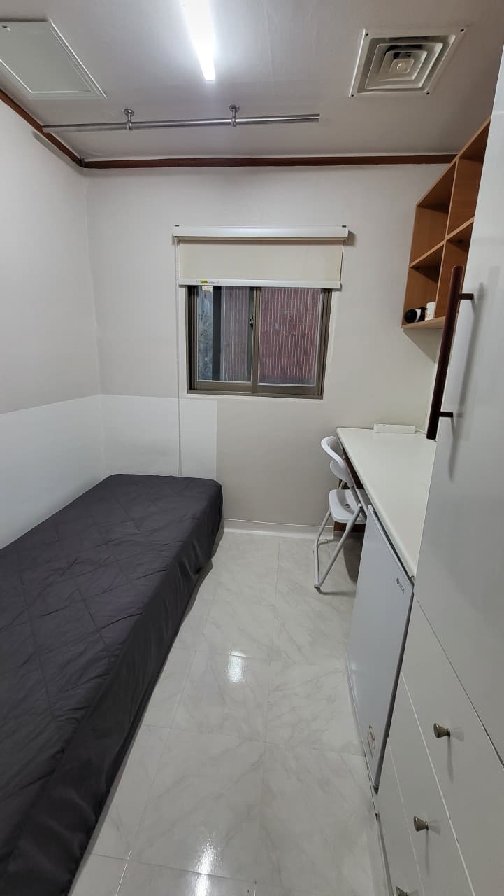 Simple Inner Window Mini Room — photo 2 of 2