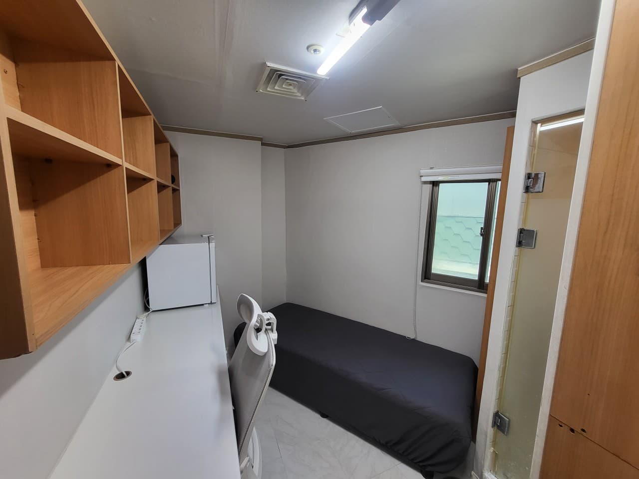 Spacious Mini Room with Inner Window — photo 1 of 2