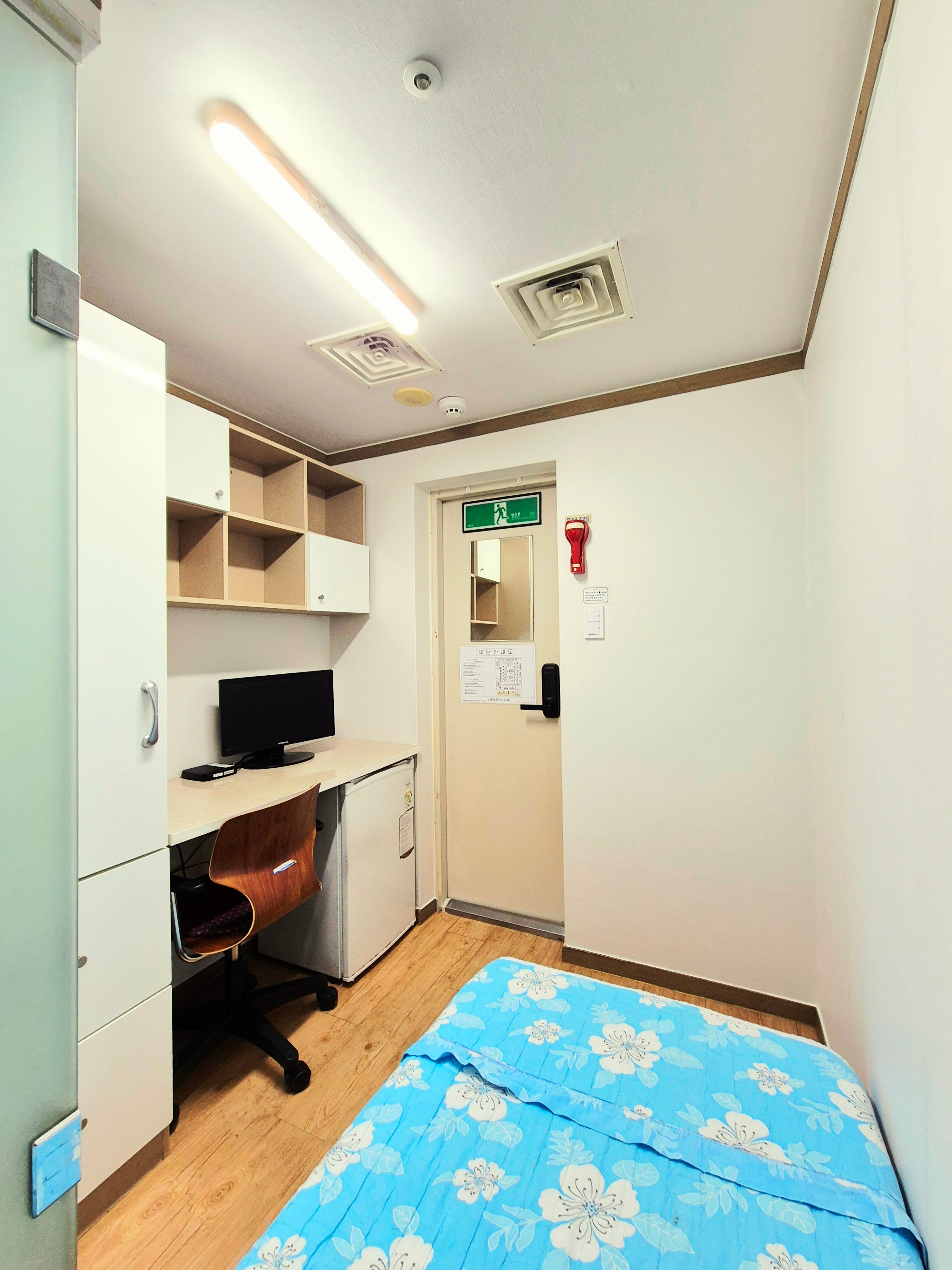 an outside window room with a private bathroom. 313 — photo 1 of 5