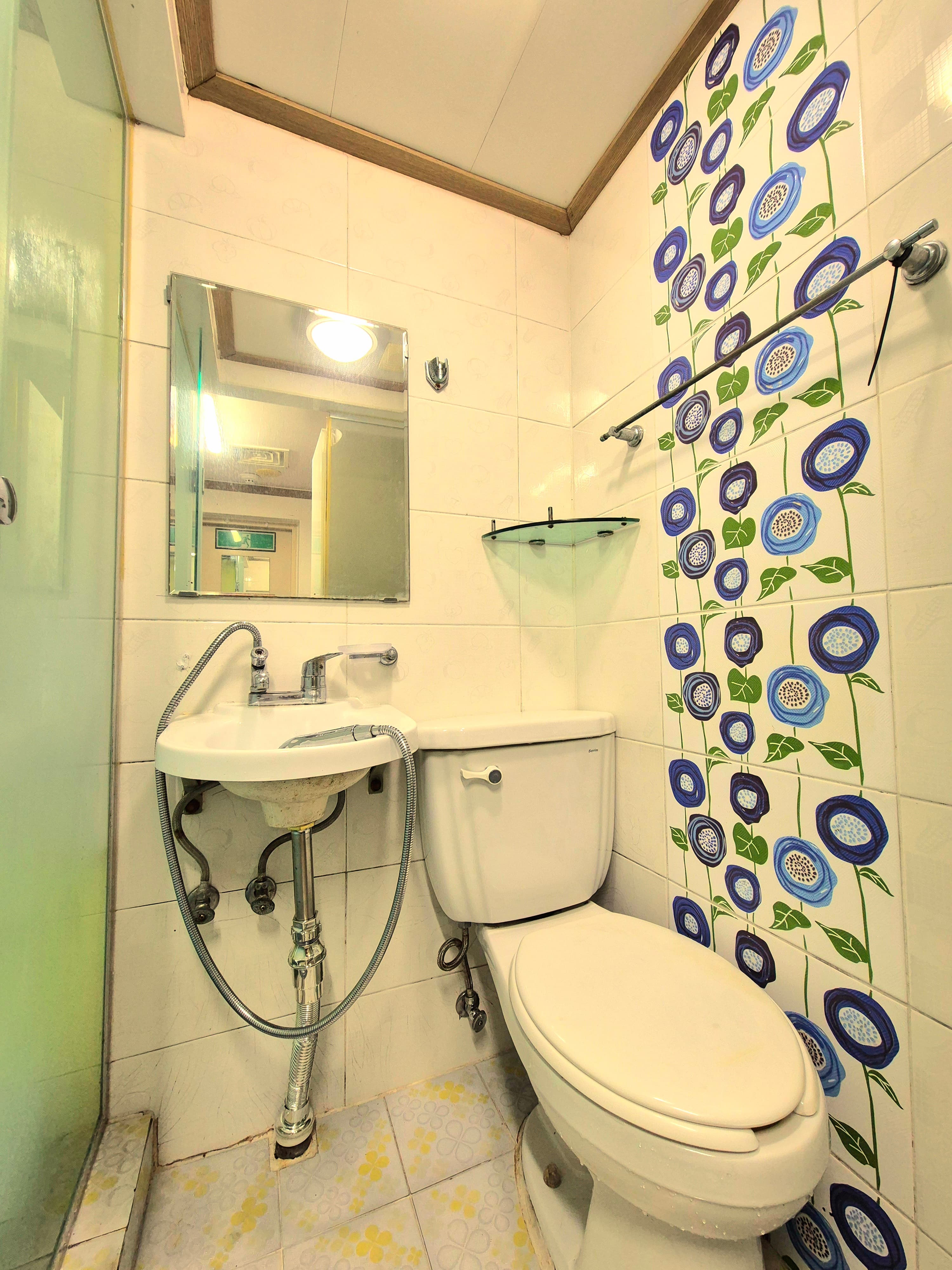 an outside window room with a private bathroom. 313 — photo 5 of 5