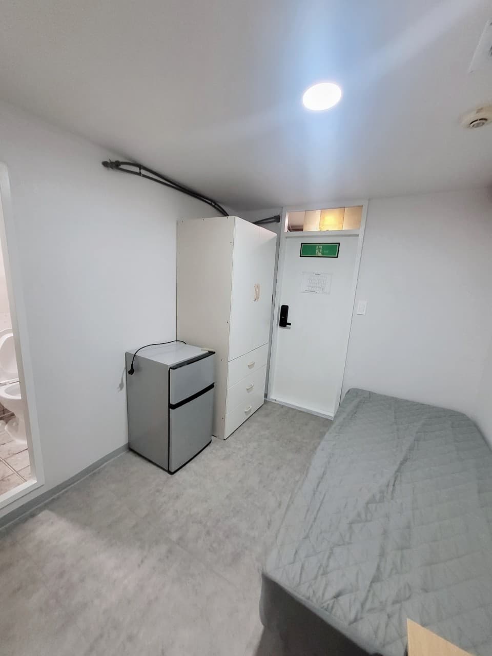 Suite A (Exterior Window, Shower, Toilet) — photo 7 of 7