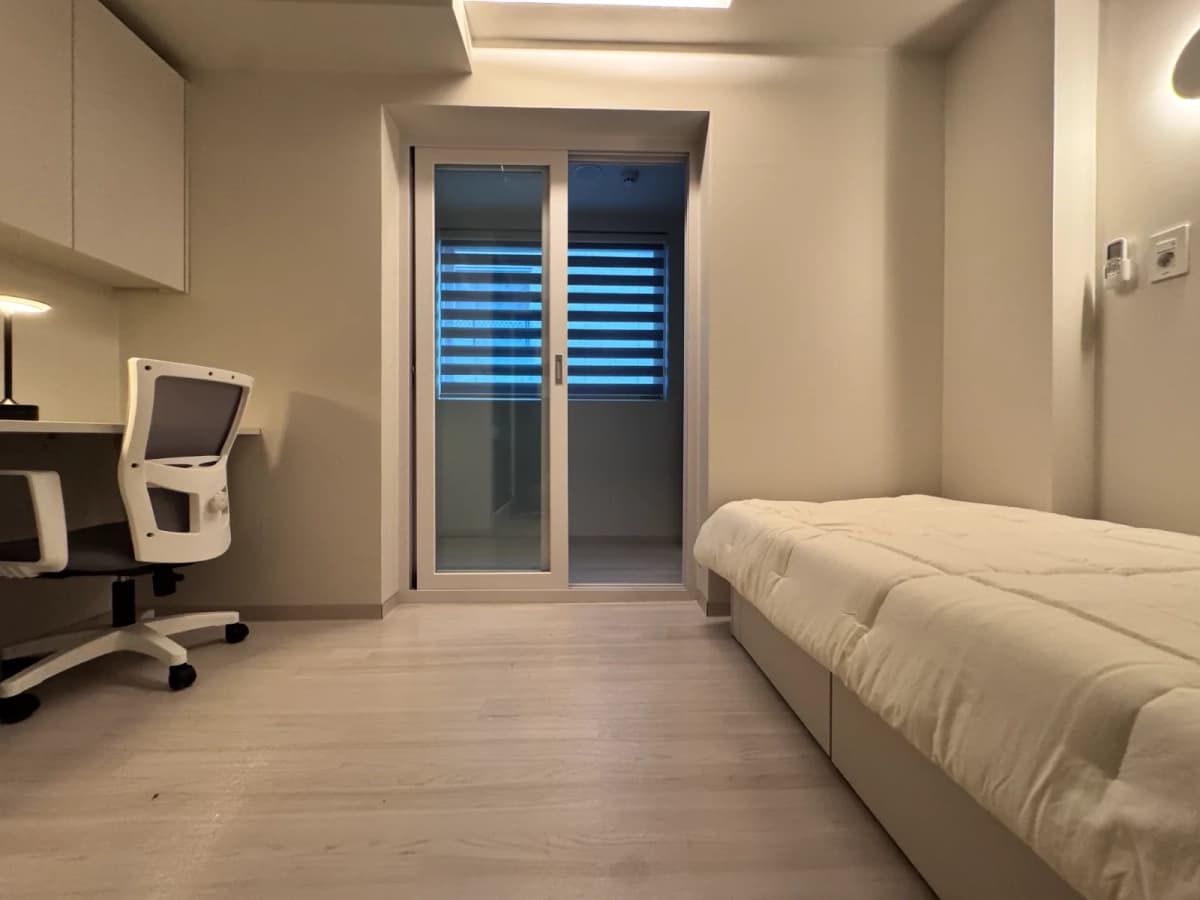 Room B โ photo 2 of 6