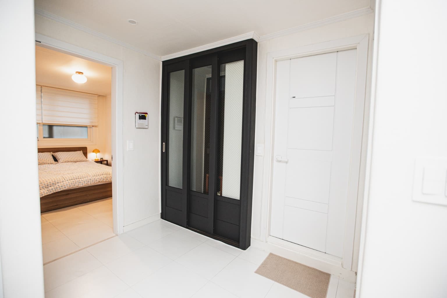 Sinchon station 5 min on the foot, spacious 3 ROOMs🏡 — photo 2 of 22