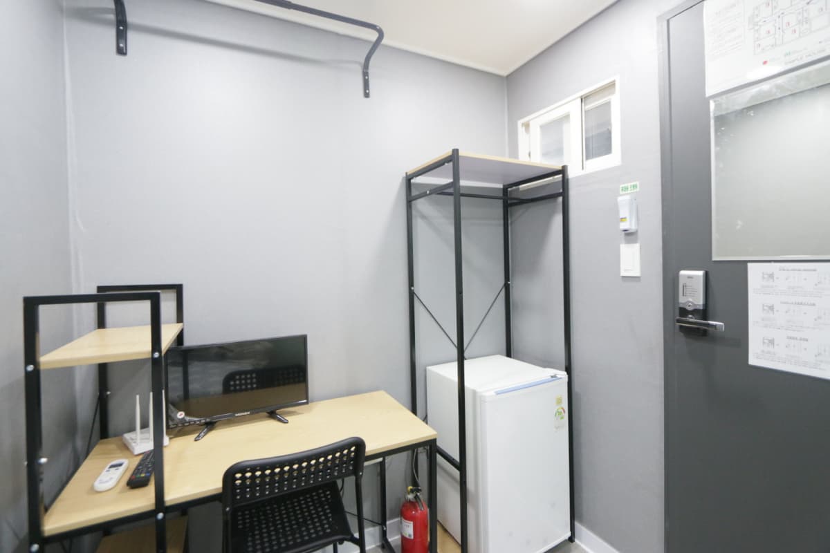 E- Economy with inside window — photo 2 of 11