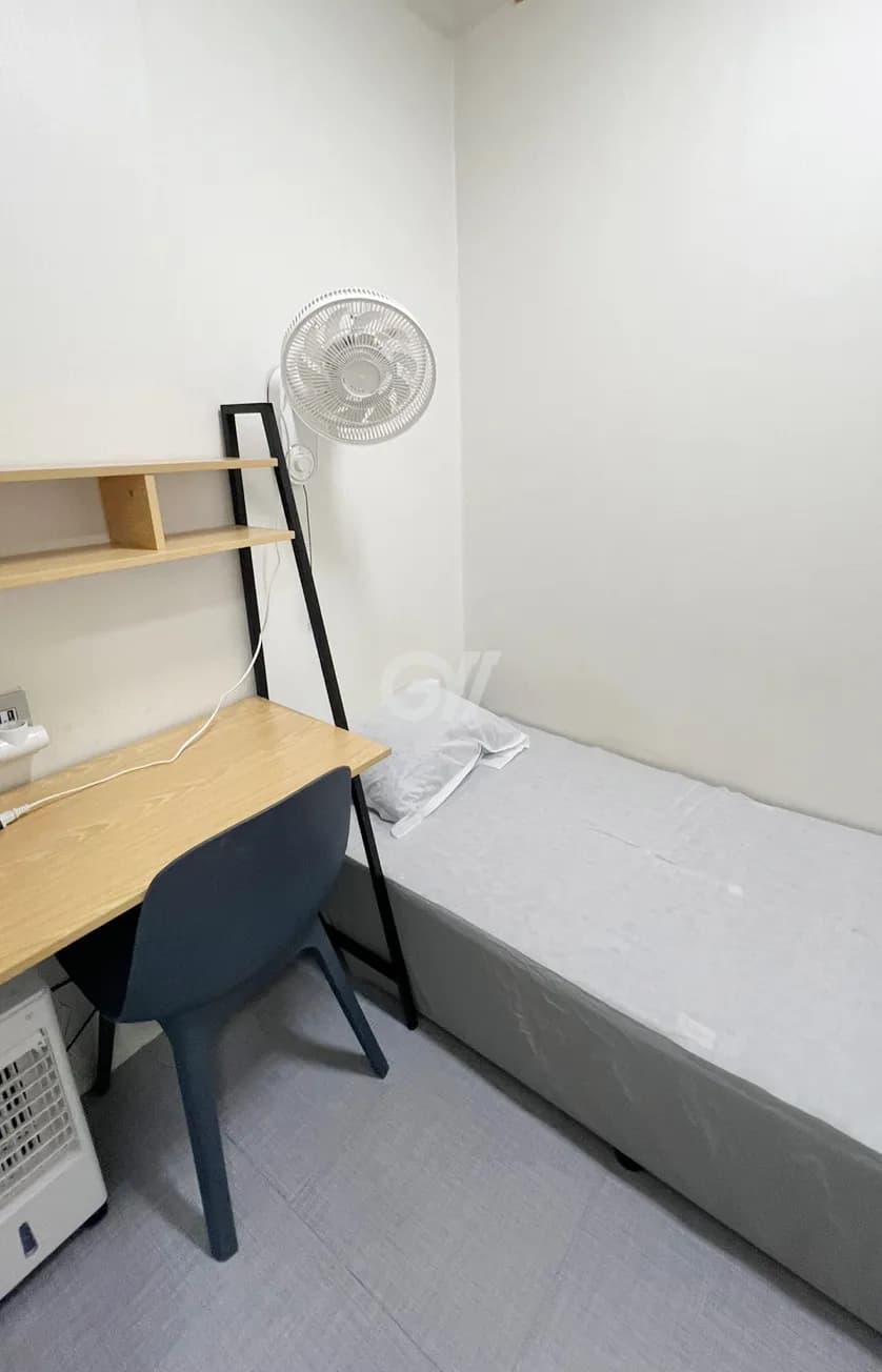 Room B (no windows) — photo 2 of 5