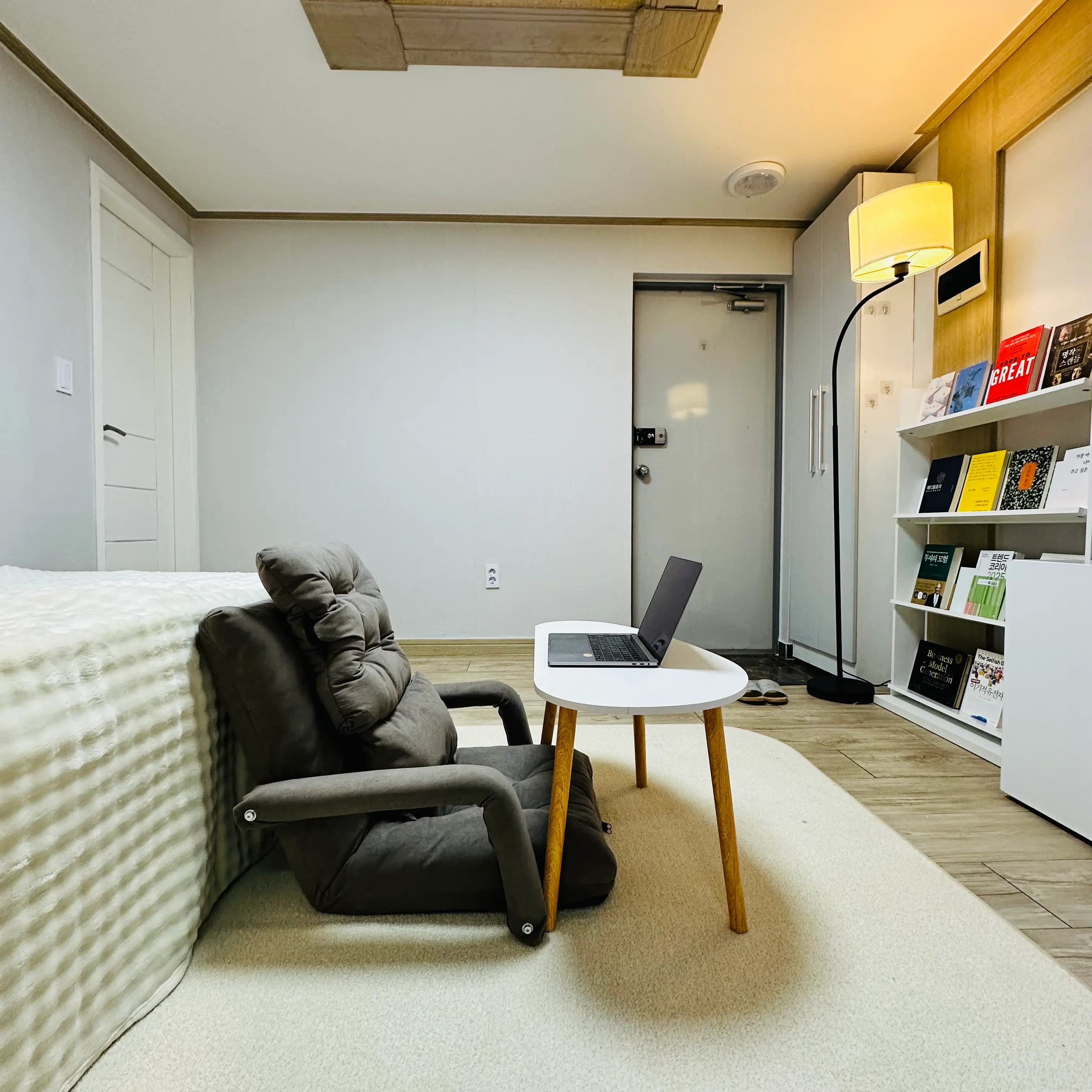 Room — photo 2 of 5