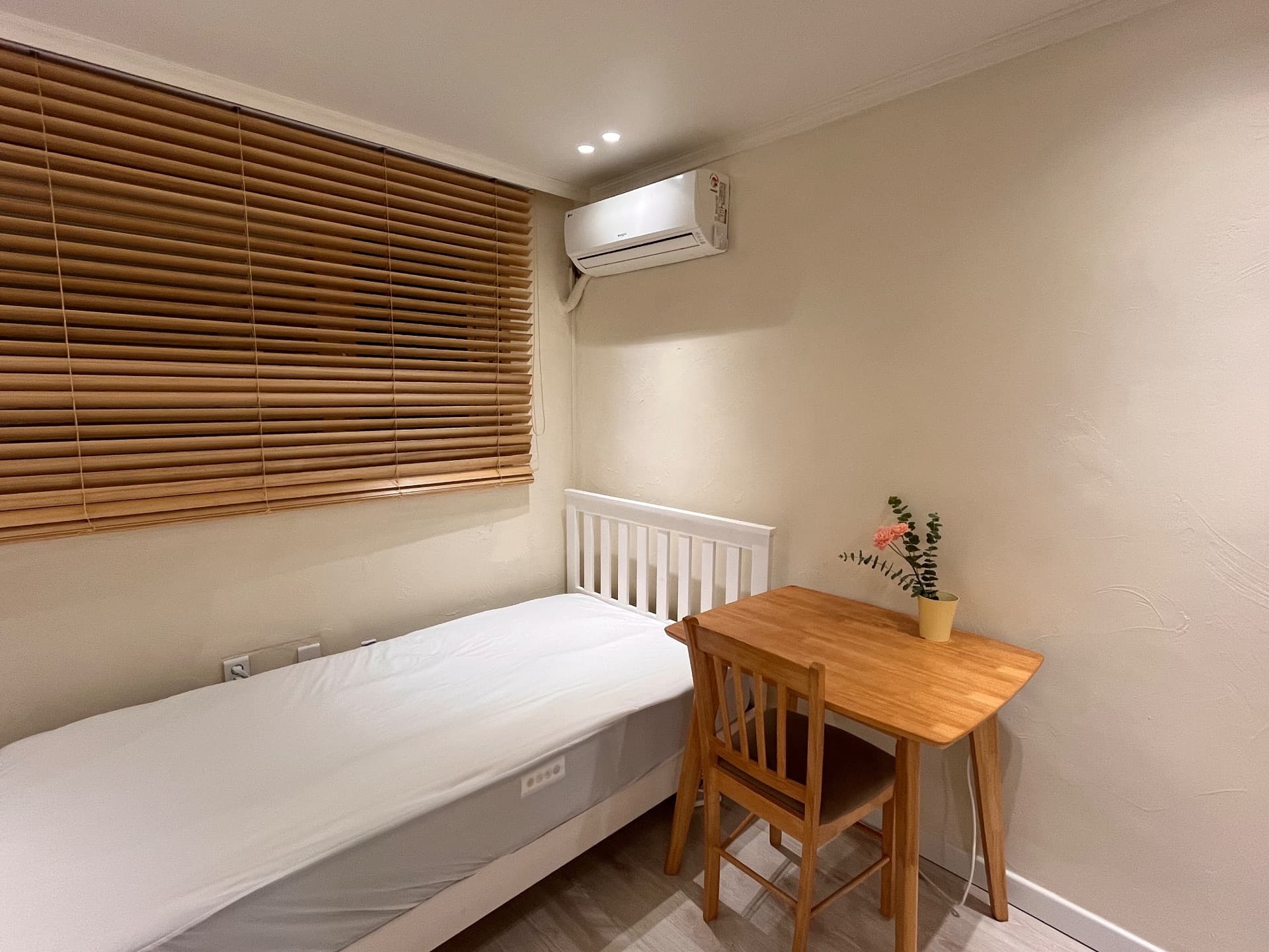 cozy room — photo 2 of 6
