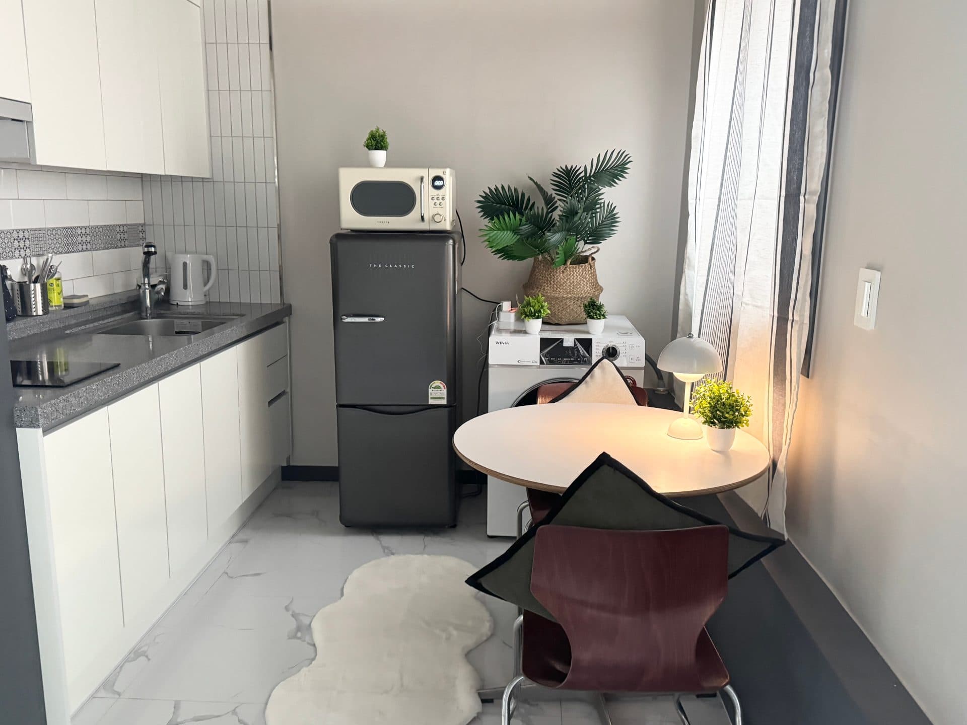 Separated studio, 5 mins to Sinseol-dong Station