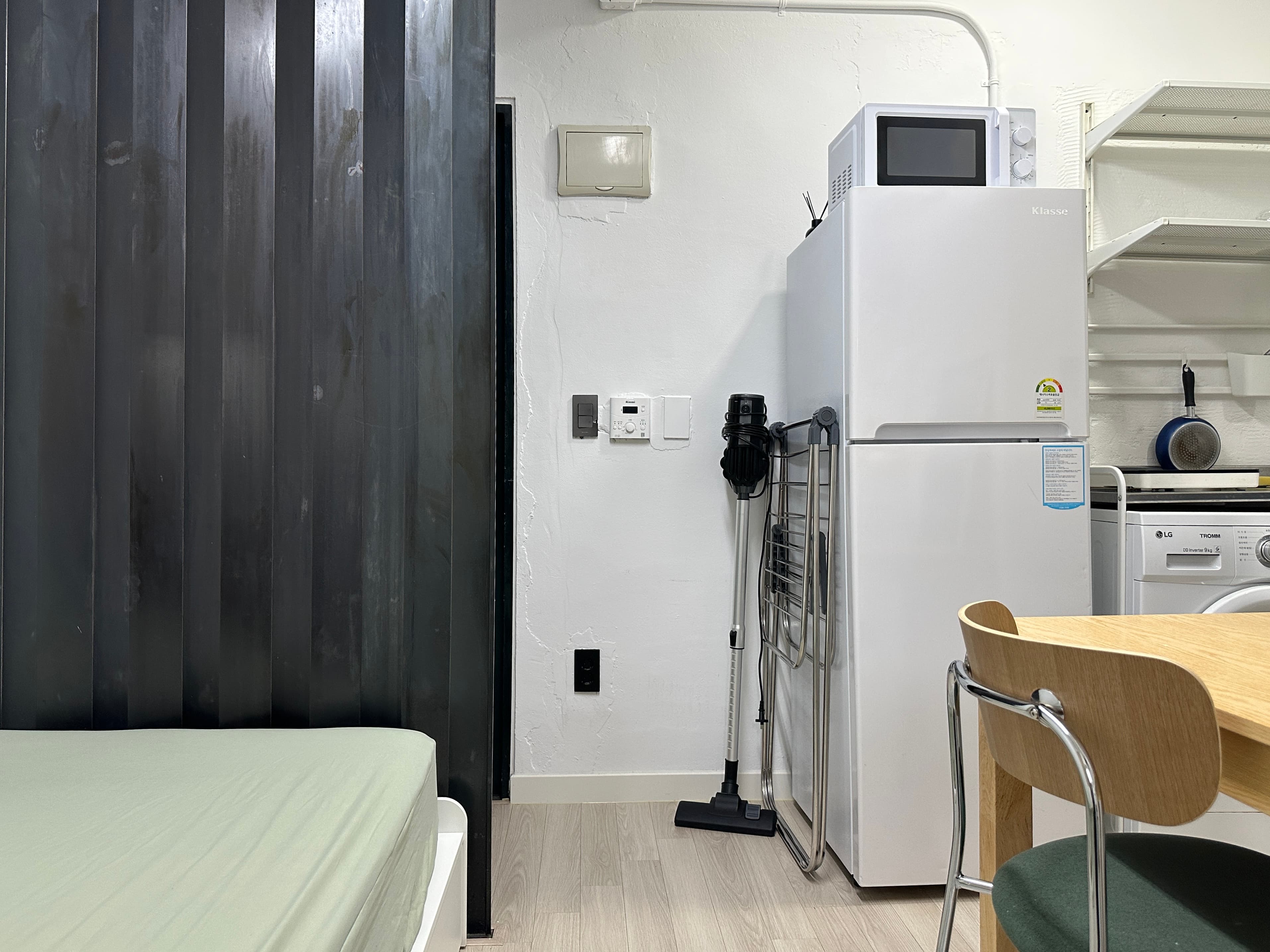 #100 Sinchon 1 bedroom house — photo 2 of 7