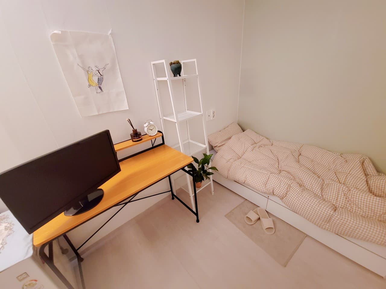 Furnished Studio with Window — photo 10 of 10