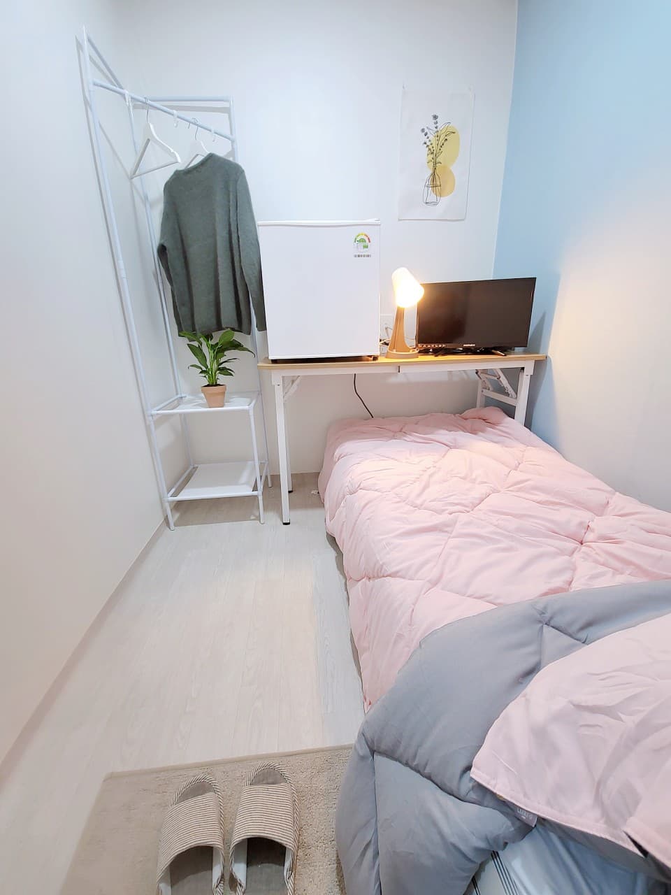 Furnished Studio with Window — photo 1 of 10