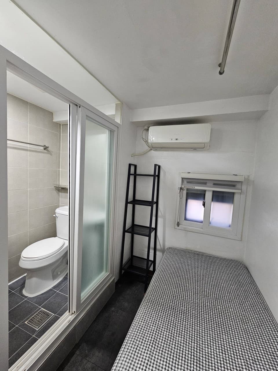 Small room (external window, bathroom, individual A/C) — photo 1 of 4
