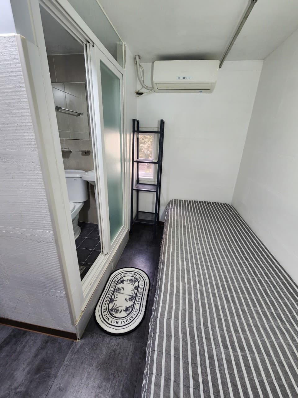 Small room (external window, bathroom, individual A/C) — photo 2 of 4