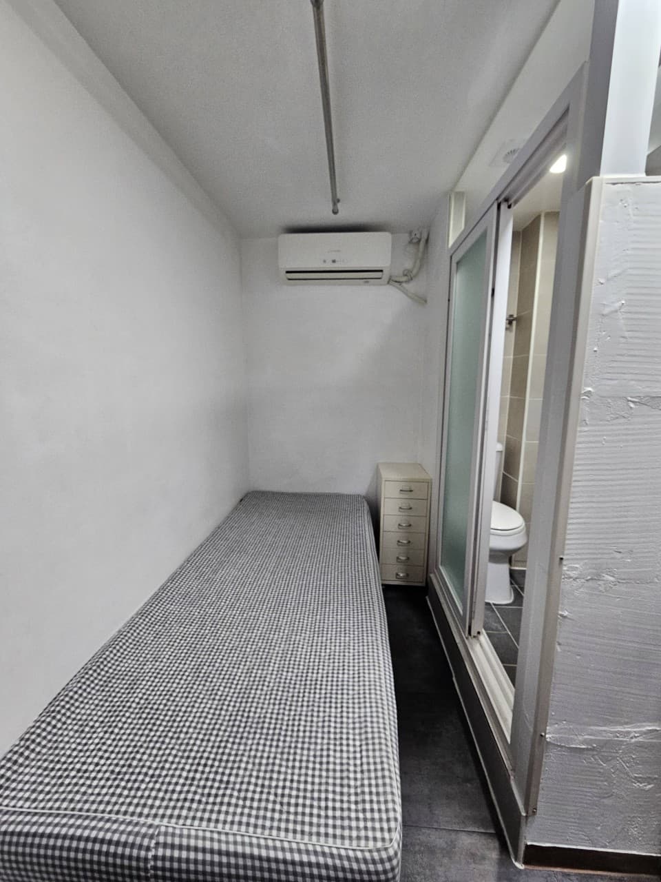 Basic Room (External Window, Bathroom, Individual A/C) — photo 1 of 7