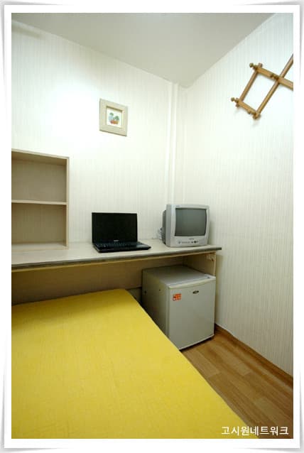 Studio (private bathroom + shower + room + refrigerator) — photo 6 of 6