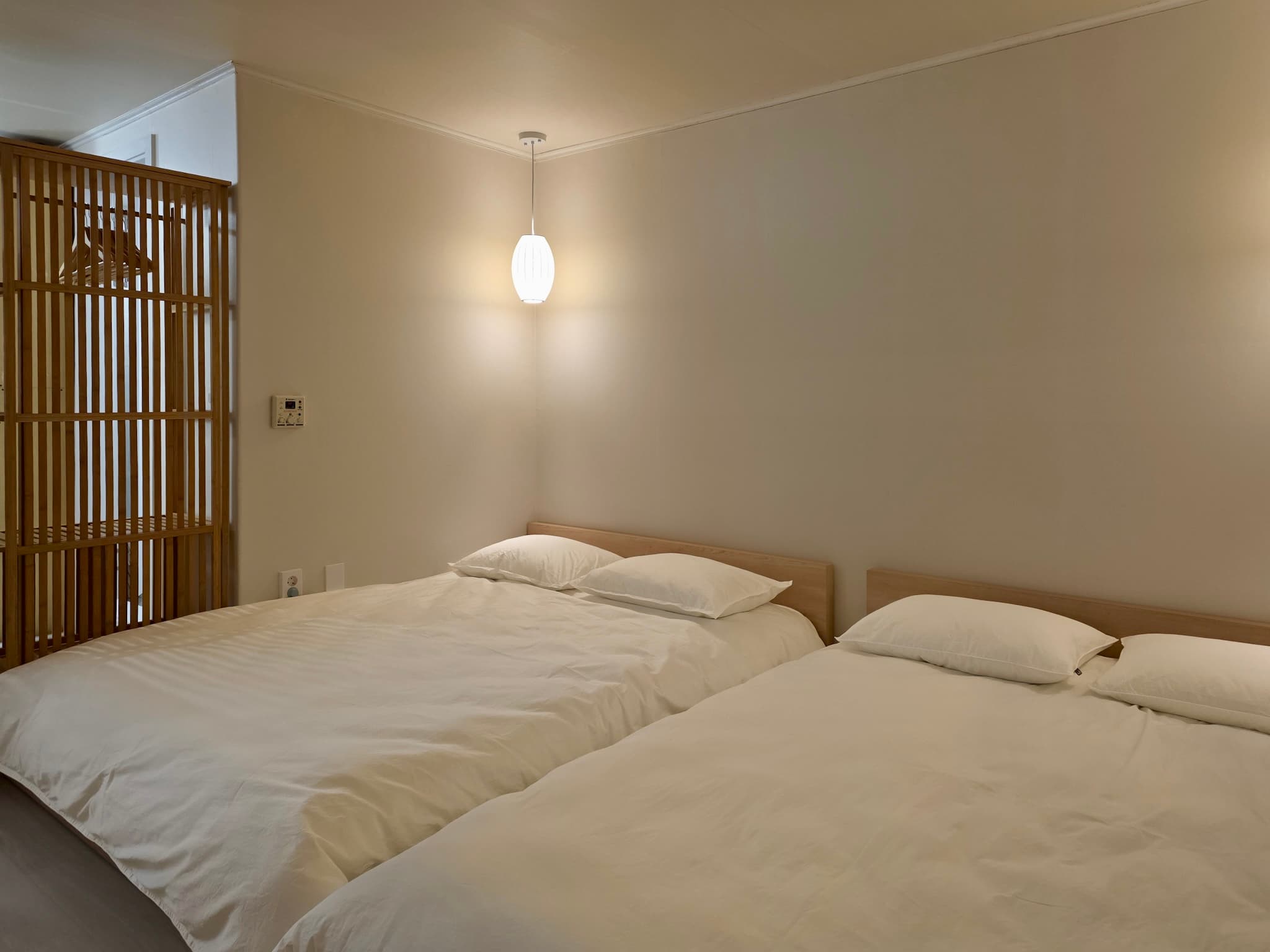 1 min walk to Hongik Univ. Station | Quiet & clean stay right by the station