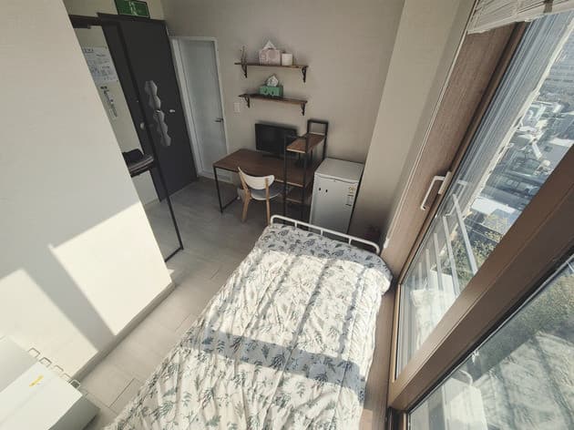 Room A (Window) — photo 2 of 3