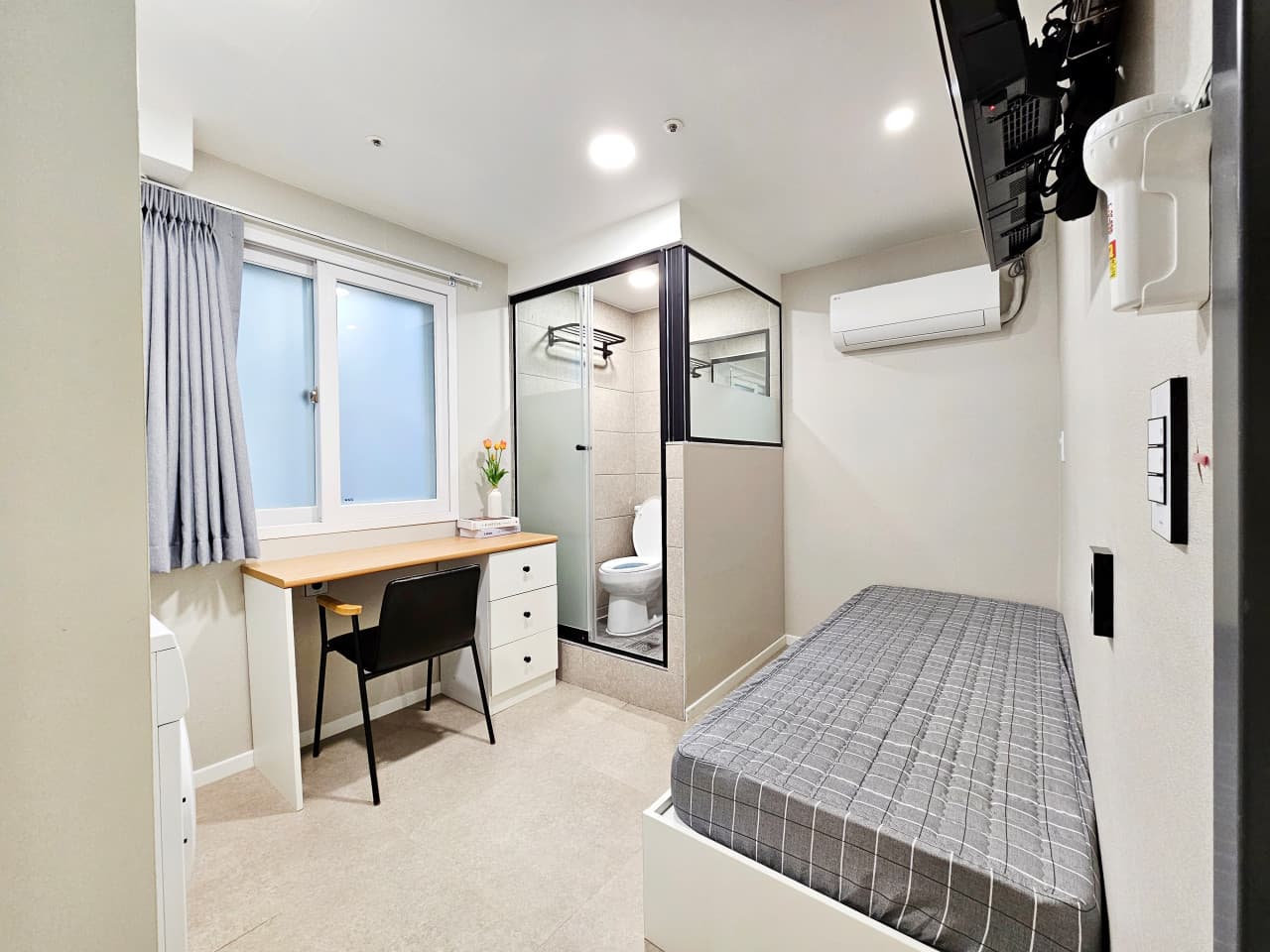 Suite A — photo 2 of 4