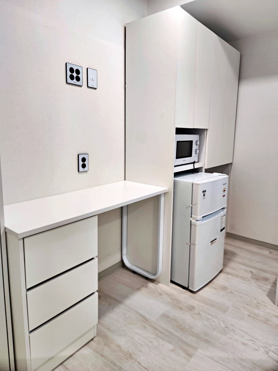 Room B (Deposit 300,000 Won) — photo 2 of 13