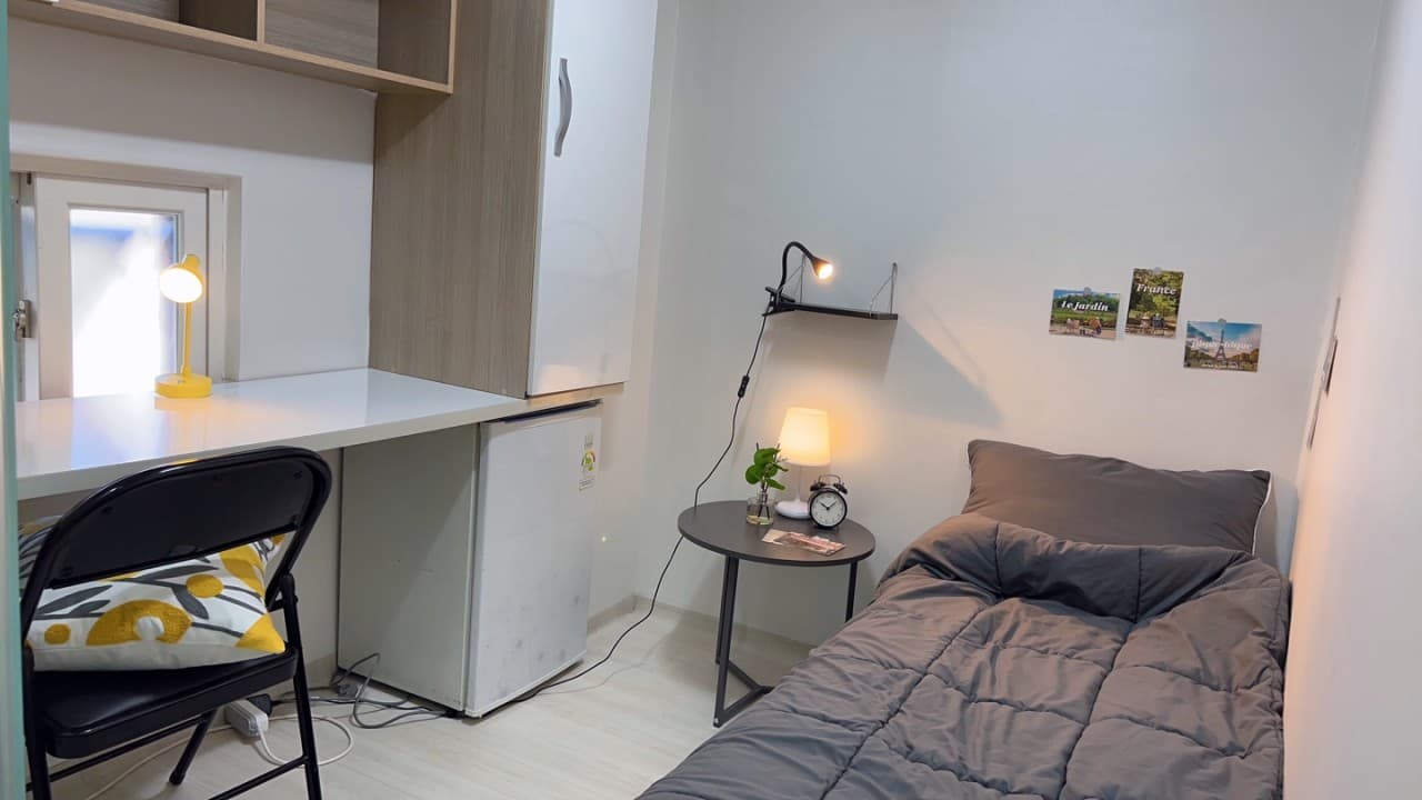 J Room Special Exterior Window Room (Deposit 100,000 Won) — photo 1 of 4