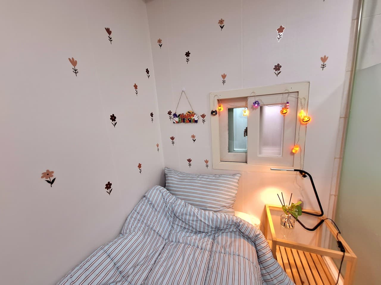 Room I Exterior Window Room (Deposit 100,000 KRW) — photo 1 of 3