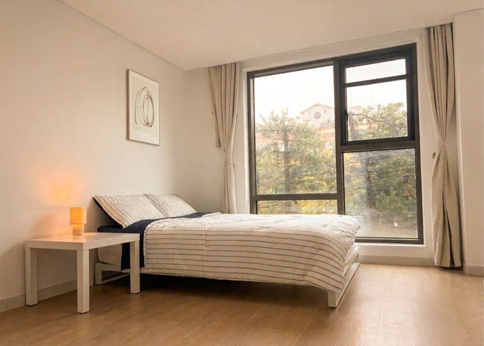 2F2 Jongno, 4-min Walk to Anguk Station, Ikseon-dong, Newly Built, Elevator, 2 Guests, Queen Bed, Large Window, Natural Light — photo 2 of 17