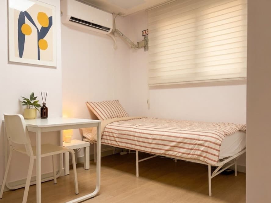4F4 4-Min Walk to Anguk Station, Jongno, Seoul National University Hospital, Sungkyunkwan University, Newly Built, Single Bed, Elevator — photo 2 of 18