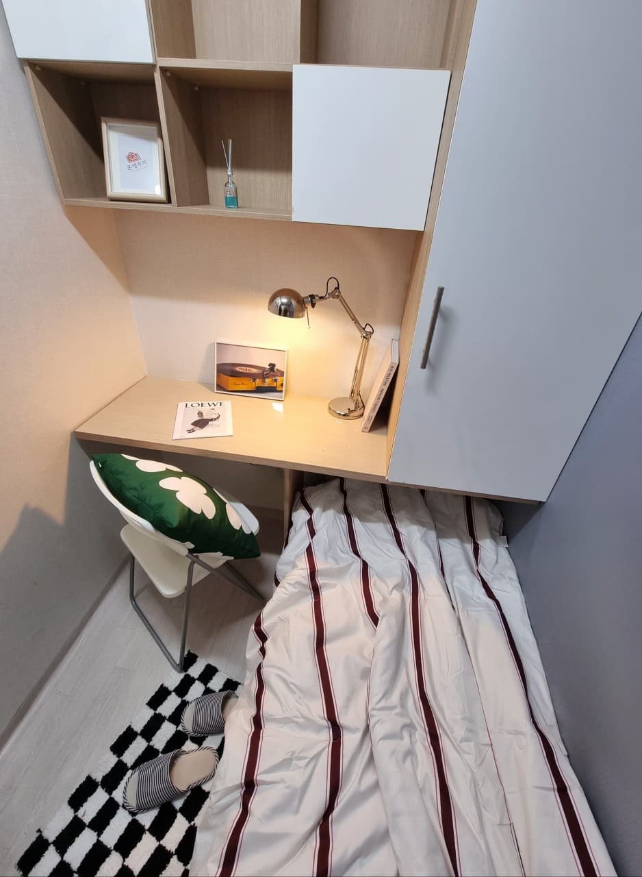 DELUXE CORNER IW (Inner Window) - Deposit 100,000 KRW — photo 2 of 5