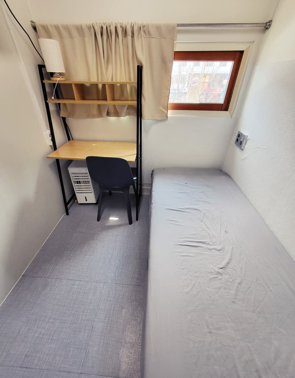 Room 205 (Exterior Window) -- Deposit 50,000 Won — photo 1 of 5