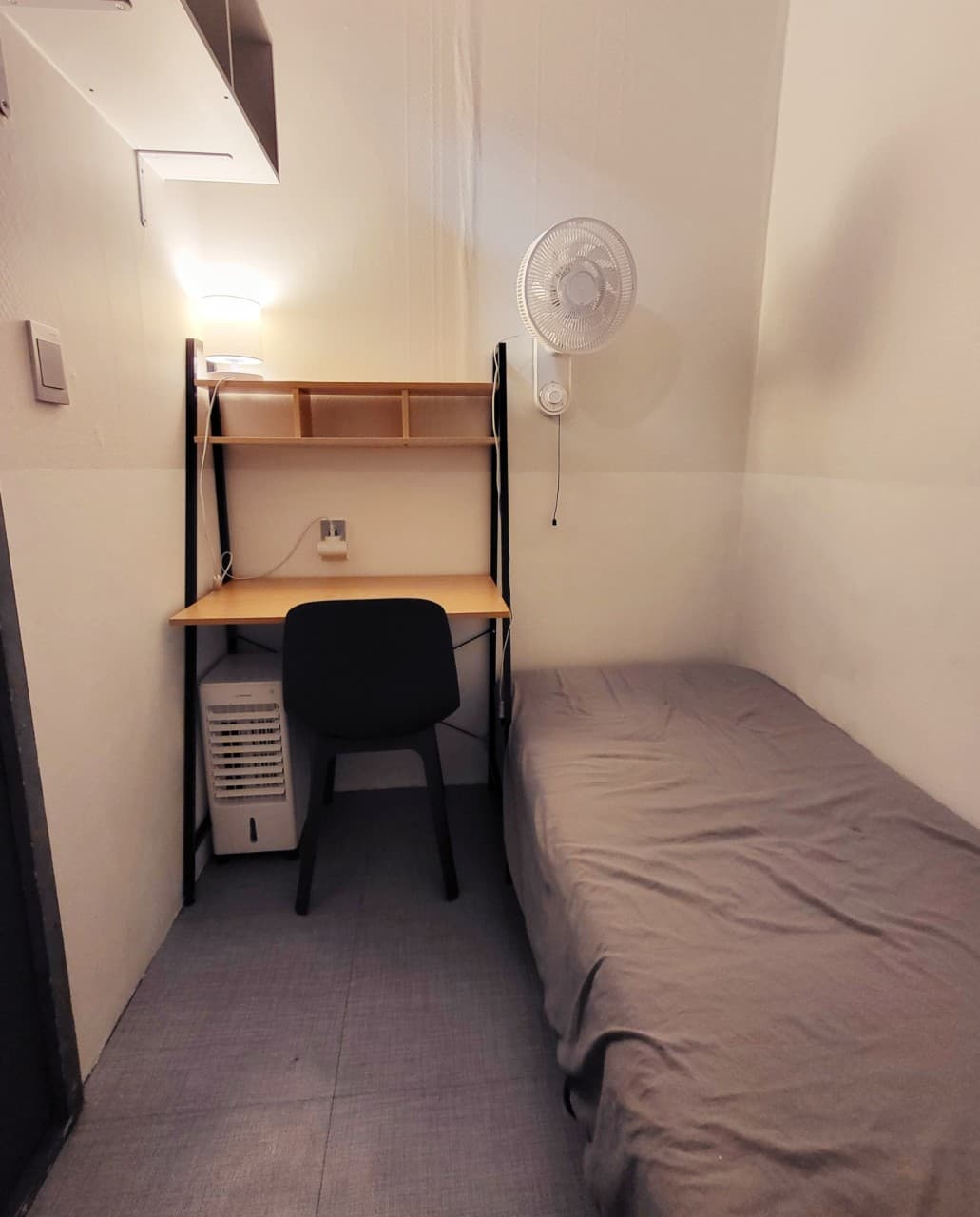 Room 205 (Exterior Window) -- Deposit 50,000 Won — photo 2 of 5