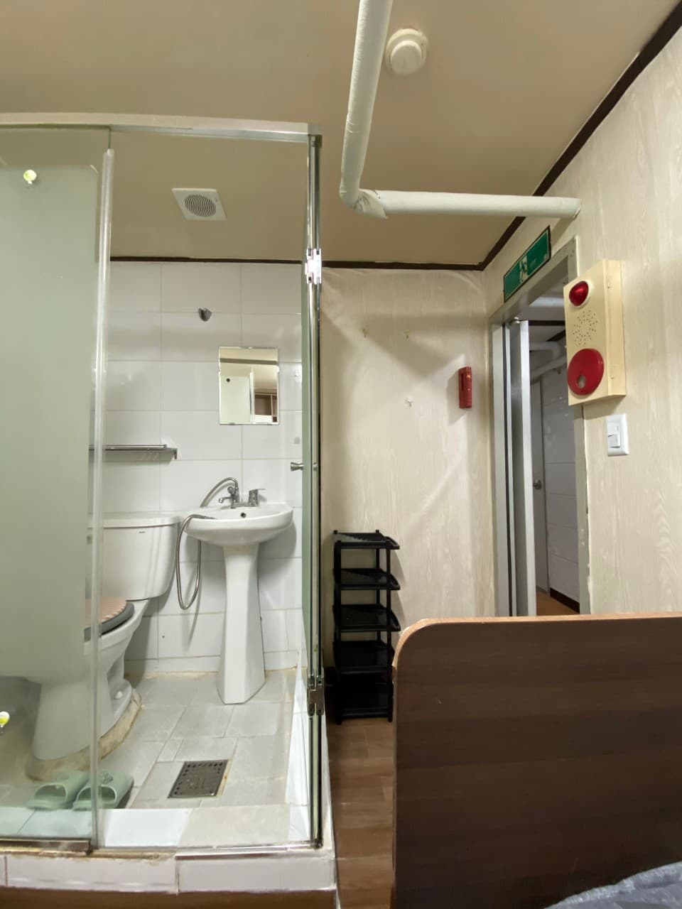 Room 29 (Deposit 200,000 won) — photo 1 of 3