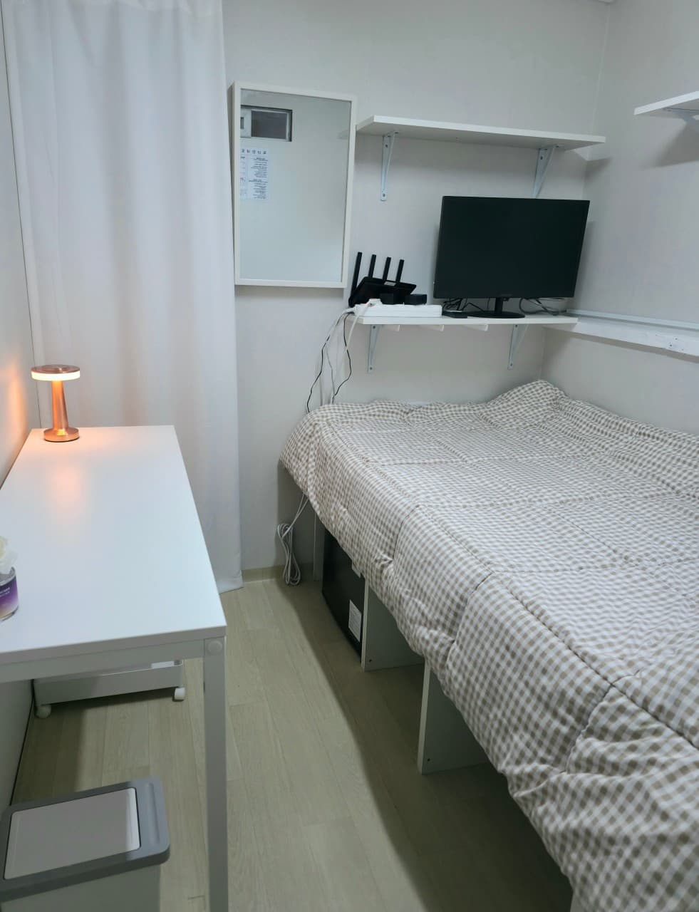 Naechang White Room / Naechang Beige Room / Naechang B Room --- Deposit 70,000 KRW — photo 1 of 13