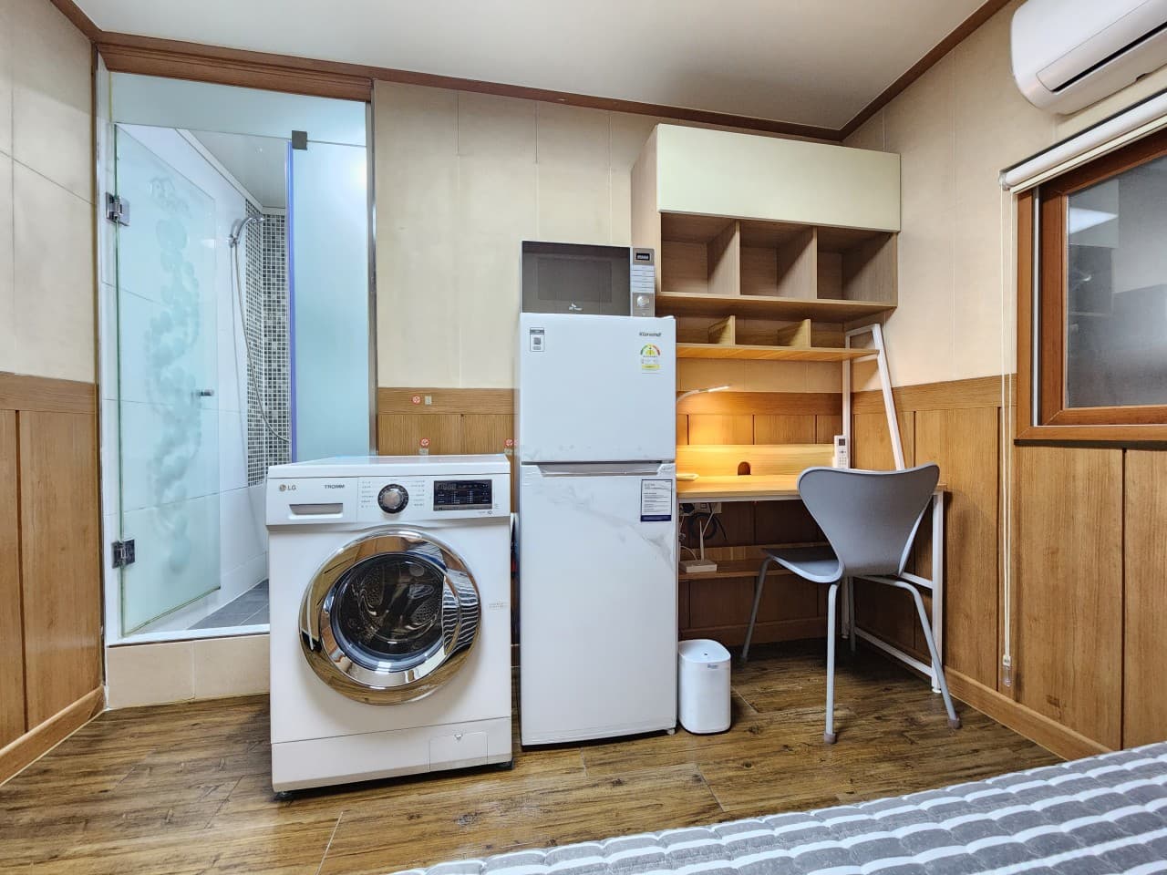 Studio Type (550,000–800,000 KRW / Deposit 200,000 KRW) 4th & 7th Floors — photo 1 of 9