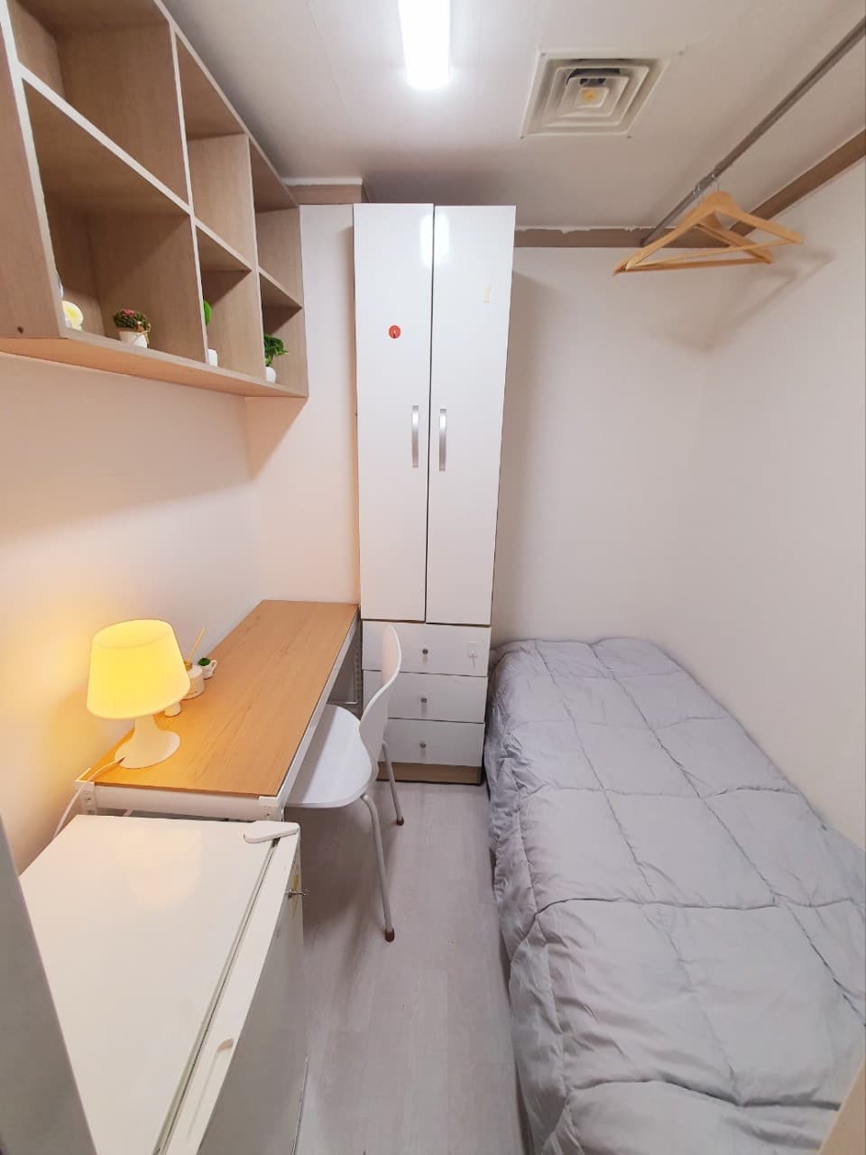 Clean Mini Room with Exterior Window - Deposit 50,000 Won — photo 3 of 3