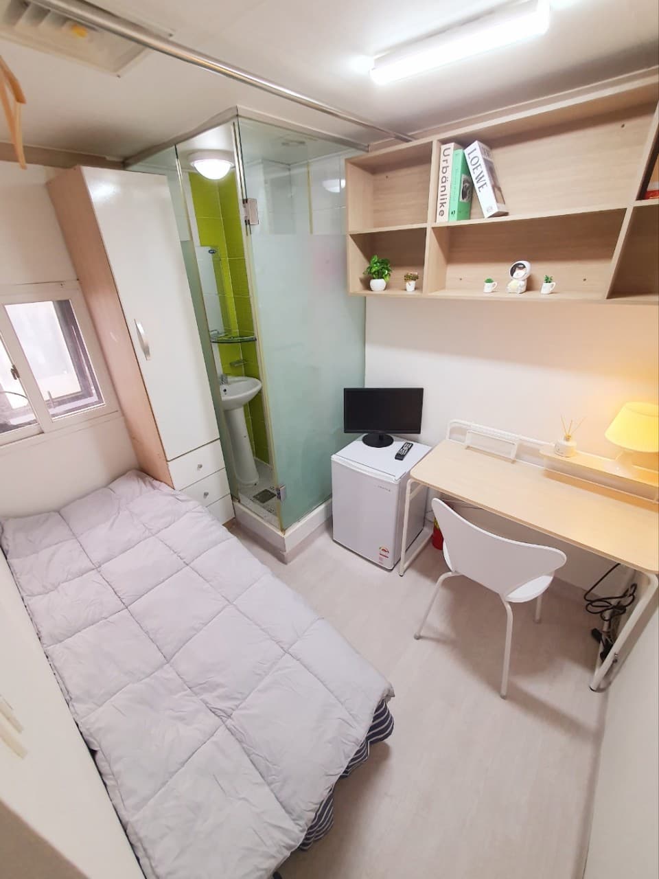 Pretty Shower Room with Exterior Window - 50,000 Won Deposit — photo 1 of 3