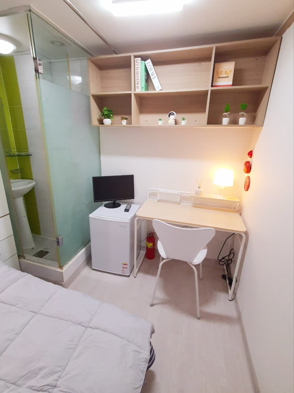 Pretty Shower Room with Exterior Window - 50,000 Won Deposit — photo 2 of 3